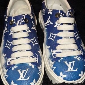 Louis Vuitton White and Gold Interior Detail